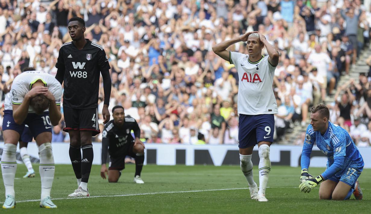 Apes bagi Richarlison usai mencetak gol perdananya bersama Tottenham. Gol pemain Brasil tersebut dianulir dan dinyatakan offside oleh wasit setelah melihat tayangan ulang VAR. (AP Photo/Ian Walton)