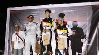 Pembalap ABM Racing Team, Gerhard Lukita (Tengah) dan Erik Montolalu (Kanan) saat meraih podium dalam perhelatan Indonesian Sentul Series of Motorsport (ISSOM) round 4 Night Race, di Sirkuit Sentul, Bogor, Jawa Barat. (istimewa)