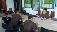 Kepala Kejaksaan Tinggi Sulawesi Selatan (Kejati Sulsel) mempersilahkan pegiat anti korupsi lakukan praperadilan jika tak setuju dengan penghentian kasus dugaan korupsi yang jerat Jentang (Liputan6.com/ Eka Hakim)