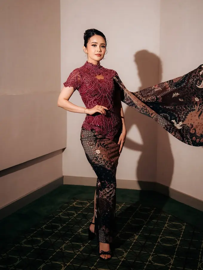 Michelle Ziudith tampil modern dengan kebaya
