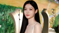 Kemunculan Kim Yoo Jung dalam acara ini juga cukup mengejutkan publik karena sebelumnya dia tak ada dalam event Chanel. im Yoo Jung mengenakan arloji Chanel, dipasangkan dengan gaun tweed putih. (Foto: Instagram/ marieclaire_hk)