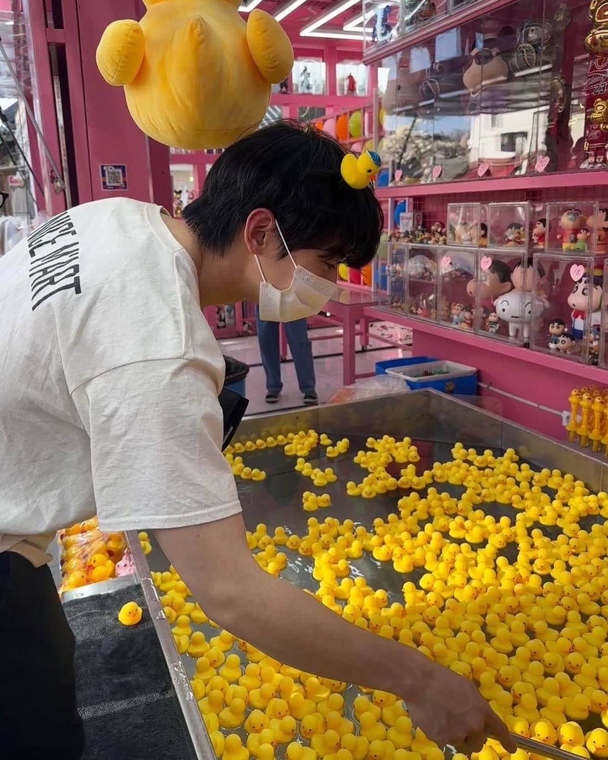 Potret Terbaru Cha Eun Woo di Area Bermain, Sumringah Sambut Musim Semi