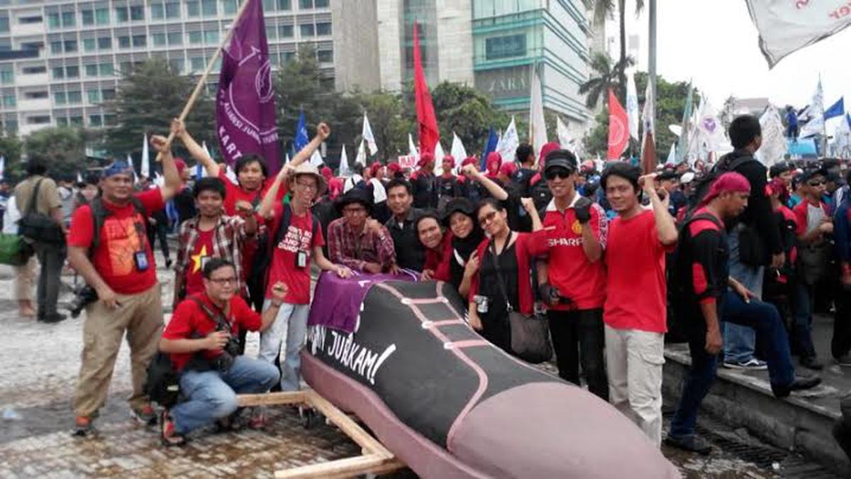 Sepatu Raksasa AJI Injak Bundaran HI