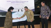 Direktur Utama PT Bank Muamalat Indonesia Tbk Achmad K. Permana (kanan) menyaksikan penandatanganan penyaluran pembiayaan perumahan KPR Hijrah yang dilakukan oleh Direktur Bisnis Ritel PT Bank Muamalat Indonesia Tbk Purnomo B. Soetadi (tengah) dan Direktur Pemasaran Perumnas Tambok Setyawati (kiri) di Muamalat Tower, Jakarta, Rabu, (19/10/2022). (Dok&nbsp;Muamalat)