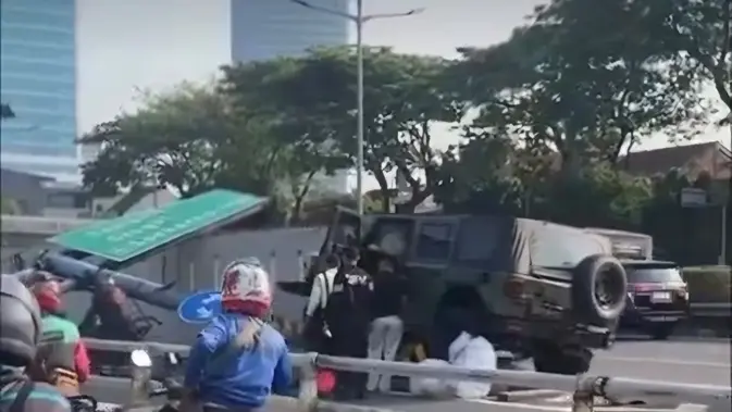 Kronologi Maung TNI Tabrak Pembatas Jalan dan Plang Tol Dalam Kota
