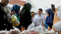 Wakil Menteri Dalam Negeri (Wamendagri) Akhmad Wiyagus membuka Gerakan Pangan Murah di pelataran Pantai Senggigi, Kabupaten Lombok Barat, Nusa Tenggara Barat (NTB), Selasa (19/5/2026).