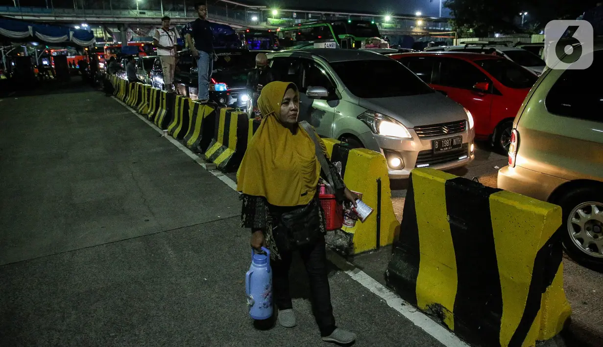 Jika dibanding hari-hari biasa, omset pedagang asongan mengalami peningkatan saat musim mudik lebaran. (Liputan6.com/Faizal Fanani)