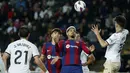 Barcelona sukses menang 4-2 melawan 10 pemain Valencia. (AP Photo/Joan Monfort)