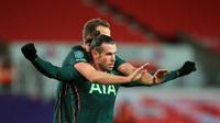 Pemain Tottenham Hotspur, Gareth Bale (depan), dan Harry Kane berselebrasi setelah mencetak gol kontra Stoke City di Stadion Bet365, Kamis (24/12/2020) dini hari WIB.(AFP/LINDSEY PARNABY)Yus mei