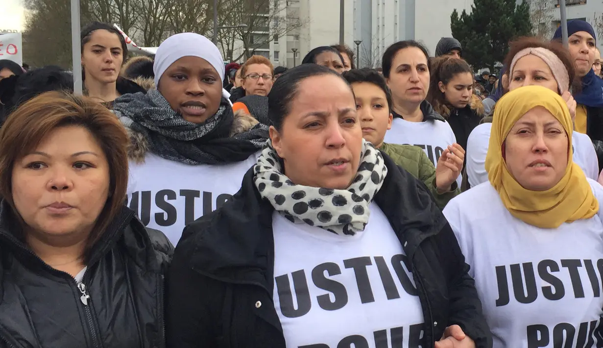 Warga turun ke jalan mengecam kebejatan seorang polisi di jalanan Aulnay-sous-Bois, utara Paris, Senin (6/2). Theo tengah menjalani perawatan di rumah sakit setempat karena mengalami luka anal parah yang membutuhkan operasi. (AP Photo/Milos Krivokapic)
