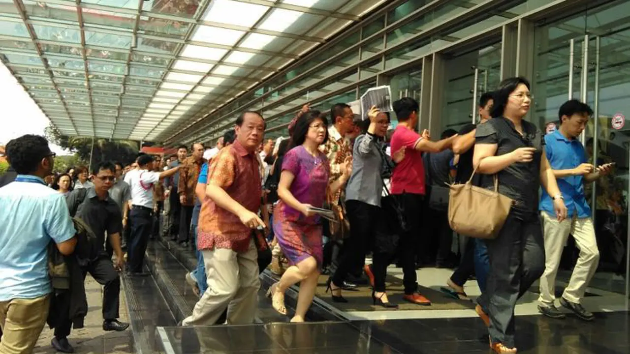 Hall D JIExpo Kemayoran mendadak dibanjiri puluhan ribu pengusaha atau Wajib Pajak demi mengikuti acara sosialisasi pengampunan pajak.