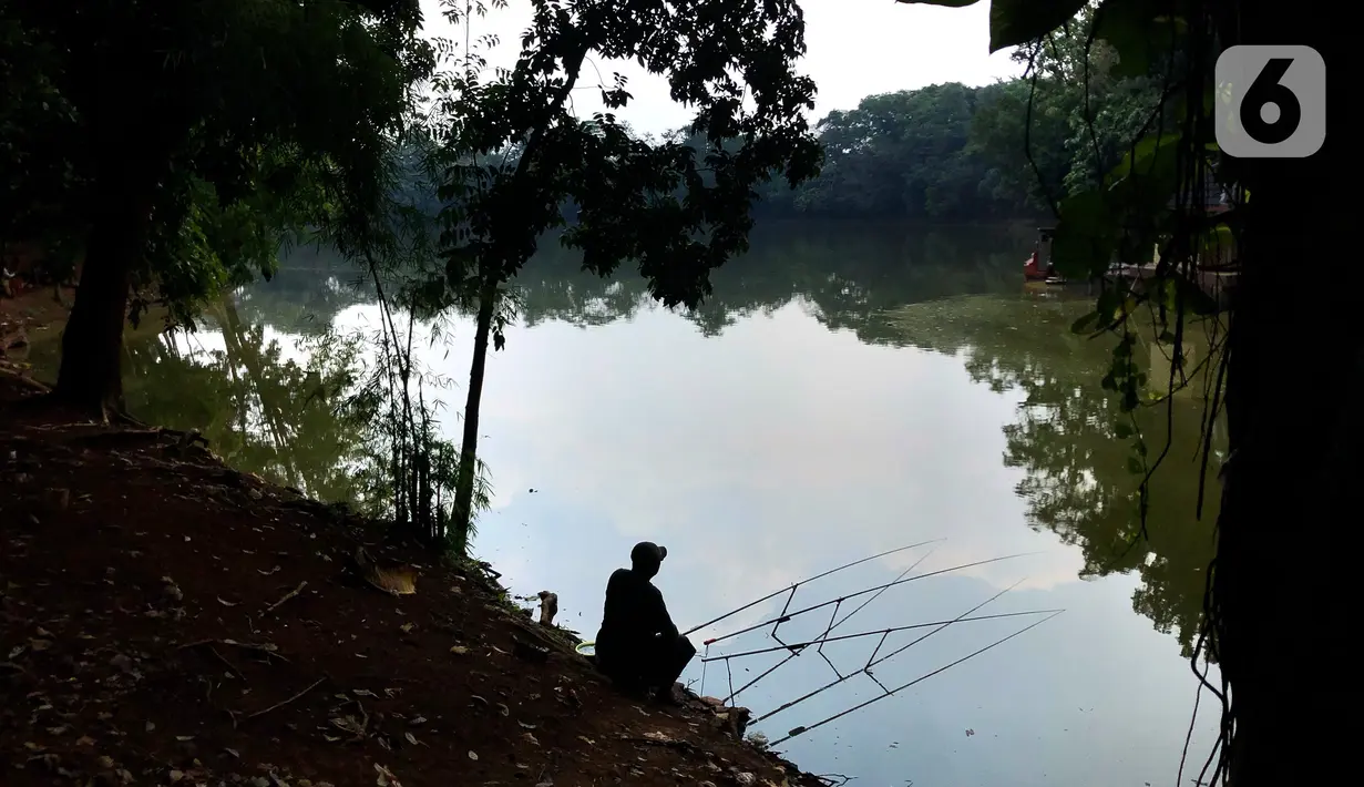 Warga memancing di Waduk Rawa Dongkal di kawasan Cibubur, Jakarta Timur, Rabu (29/7/2020). Pemerintah Kota (Pemkot) Administrasi Jakarta Timur berencana menjadikan Waduk Tiu, Waduk Setu, dan Waduk Rawa Dongkal menjadi kawasan ekowisata. (Liputan6.com/Immanuel Antonius)