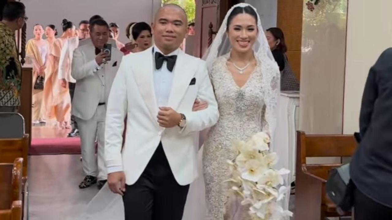 7 Potret Suasana Haru di Pernikahan Frank Hutapea, Hotman Paris Tampil Melow di Momen Sakral