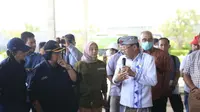 Menteri Lingkungan Hidup dan Kehutanan (LHK) Siti Nurbaya saat meninjau  Tempat Olah Sampah Setempat (TOSS) Center di Karangdadi, Desa Kusamba, Kecamatan Dawan, Klungkung, Bali, Rabu, (11/1/2023). (Foto: Istimewa)