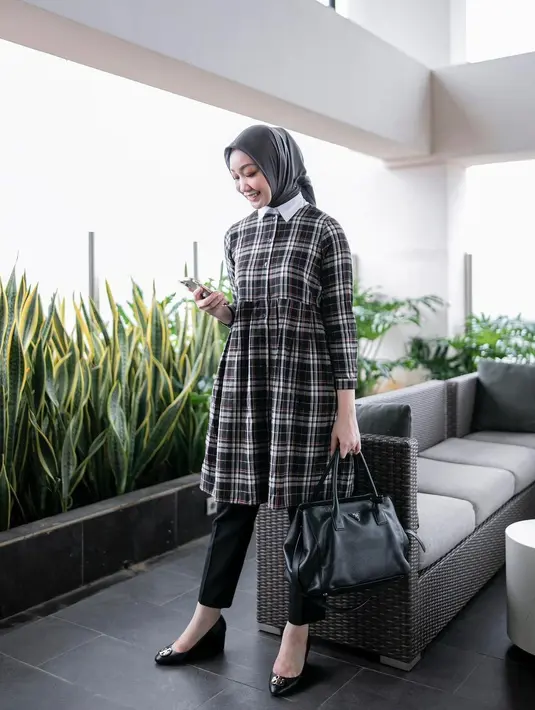 <p>Tartan tunik juga dapat menjadi pilihan utama saat hendak memilih outfit untuk ke kantor. (instagram/vinamaulina)</p>