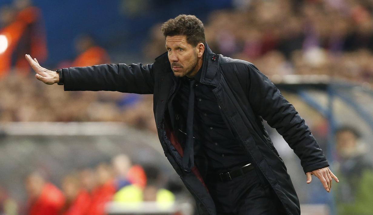 Diego Simeone memberikan instruksi kepada anak asuhnya saat melawan Leverkusen pada leg kedua Babak 16 Besar Liga Champions di Vicente Calderon stadium, Rabu (15/3/2017). Atletico lolos dengan agregat 4-2. (AP/Daniel Ochoa de Olza)