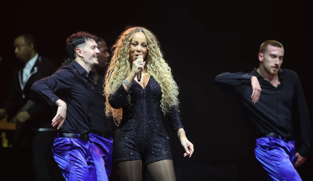 Penyanyi yang pernah meraih lima Grammy Awards ini berhasil tampil dengan lagu dengan nada-nada tinggi yang menjadi ciri khasnya, lewat "Hero", "Without You", "My All", "Fantasy", dan "Always Be My Baby". (Kapanlagi.com/Budy Santoso)