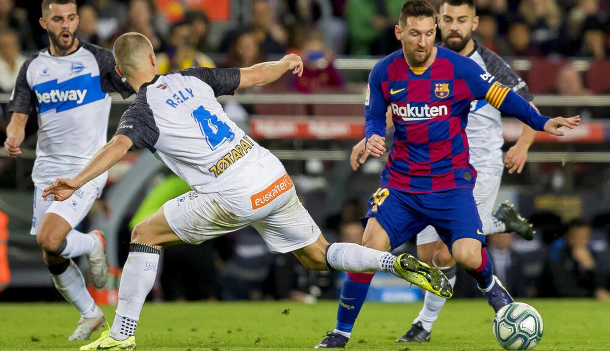Striker Barcelona, Lionel Messi, berusaha melewati pemain  Deportivo Alaves pada laga La Liga 2019 di Stadion Camp Nou, Sabtu (21/12). Barcelona menang 4-1 atas Deportivo Alaves. (AP/Joan Monfort)