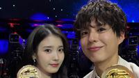 IU dan Park Bo Gum menang di Blue Dragon Series Awards. (Instagram/ dlwlrma)