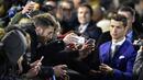 Cristiano Ronaldo melayani tanda tangan fans saat akan menerima The Best FIFA Men's Player of 2016 Award pada ajang The Best FIFA Football Awards 2016  di Zurich, (9/1/2017). (AFP/Michel Buholzer)