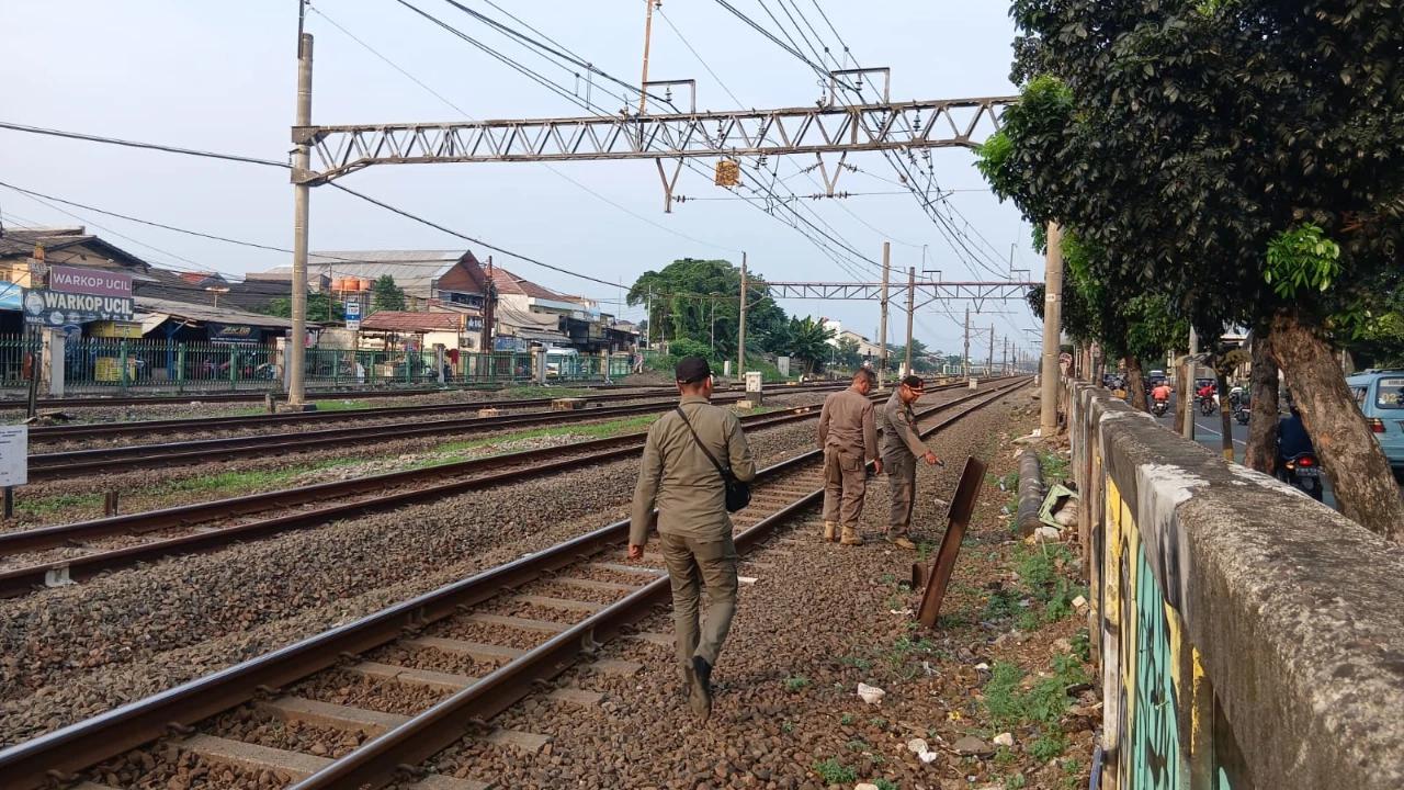 Heboh Sejoli Mesum di Pinggir Rel Kereta Jatinegara, Begini Faktanya
