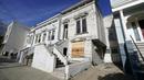 Rumah bergaya Victoria yang baru saja dijual ditampilkan di San Francisco, pada 14 Januari 2022. Rumah berusia 122 tahun yang sudah lapuk ini dipasarkan sebagai "rumah terburuk di blok terbaik" San Francisco terjual hampir 2 juta dollar AS atau sekitar Rp 28,6 miliar. (AP Photo/Jeff Chiu)