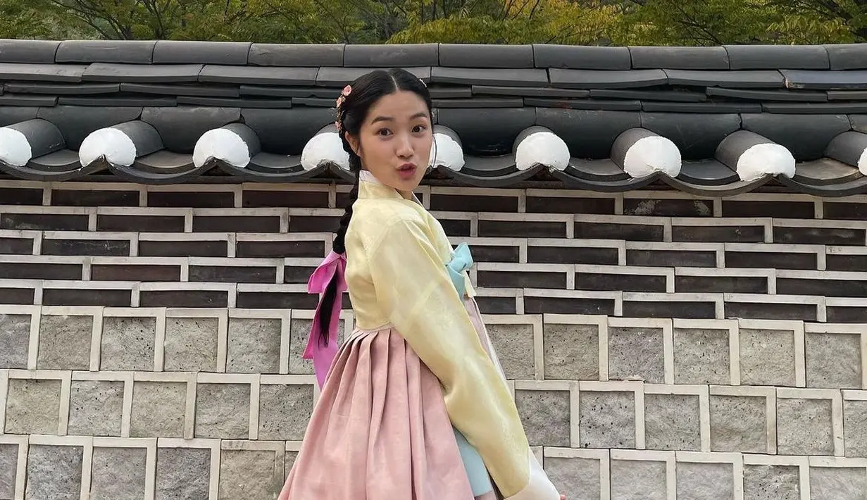 <p>Kim Hye Yoon Pakai busana hanbook. (Dok: IG @hye_yoon1110&nbsp;<a href="https://www.instagram.com/p/CWnmW7zJhGS/?igsh=bjJ5dWF5dmF5eG4y">https://www.instagram.com/p/CWnmW7zJhGS/?igsh=bjJ5dWF5dmF5eG4y</a>)</p>