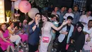 Pada perayaan ulang tahun ini, ia dibantu oleh sang suami Aufar. Beberapa selebriti dan kerabat dekat terlihat hadir dalam perayaan ulang tahun tersebut. (Instagram/ollaramlanaufar)