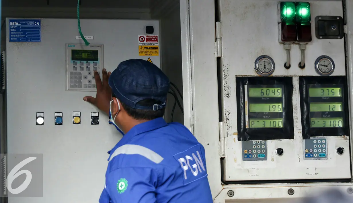 Petugas melakukan kontrol mesin pengisian gas mobile refueling unit (MRU) di kawasan Waduk Pluit, Jakarta, Selasa (16/2/2016). PT Perusahaan Gas Negara (PGN) berencana membangun 60 unit SPBG hingga 2019. (Liputan6.com/Yoppy Renato)