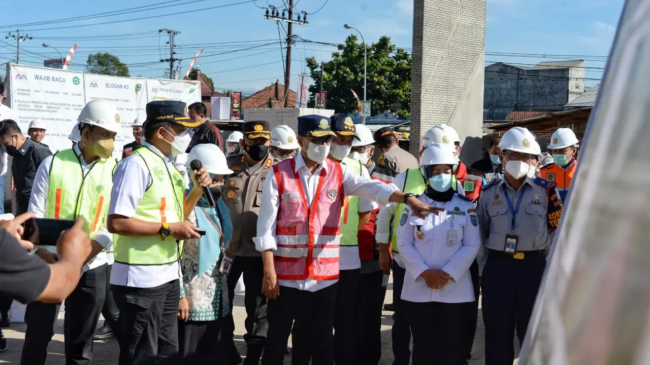 Menteri Perhubungan (Menhub) Budi Karya  meninjau progres pembangunan jalur ganda KA Solo-Semarang di Simpang Joglo, Solo, Minggu (7/8/2022). (Dok Kemenhub)