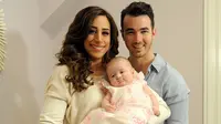 Pose di Ranjang, Kevin Jonas Nantikan Anak Kedua