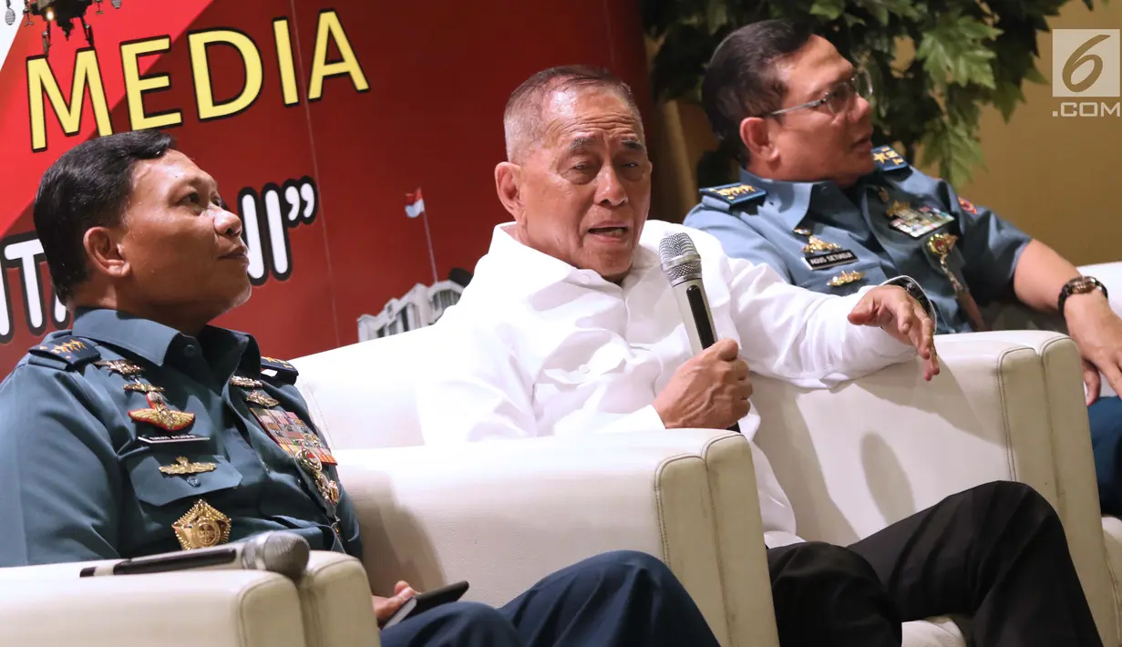 Menteri Pertahanan, Ryamizard Ryacudu (tengah) didampingi Irjen Kemhan, Laksamana Madya TNI Didit Herdiawan Ashaf dan Sekjen Kemhan, Laksamana Madya TNI Agus Setiadji saat memberi keterangan terkait netralitas TNI di Jakarta, Senin (15/4). (Liputan6.com/Helmi Fithriansyah)