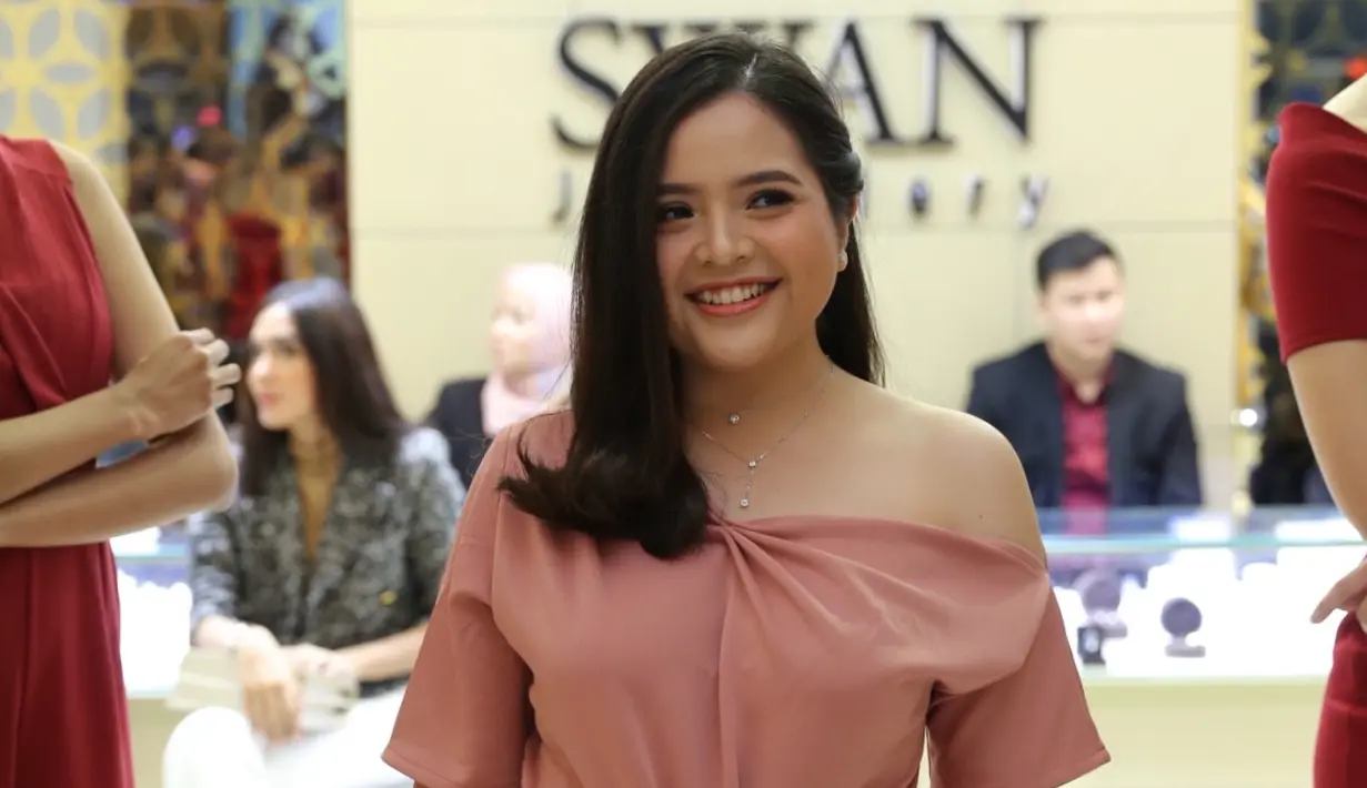 Tasya Kamila meluncurkan koleksi perhiasan 'Dear Love Collection' di Pondok Indah Mall, Jakarta Selatan, Senin (3/2/2020). (Daniel Kampua/Fimela.com)