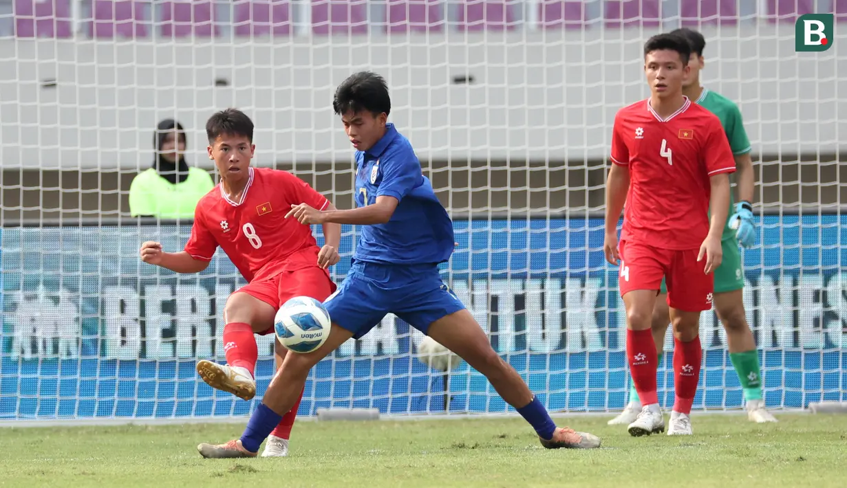 Aksi gelandang Timnas Vietnam U-16, Dau Hong Phong dalam laga semifinal Piala AFF U-16 2024 melawan Timnas Thailand U-16 di Stadion Manahan, Solo, Jawa Tengah, Senin (1/6/2024) sore WIB. (Bola.com/Abdul Aziz).