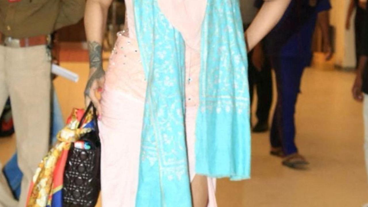Rihanna berpose saat menghadiri perayaan pranikah Anant Ambani, putra Mukesh Ambani, Ketua Reliance Industries, dan Radhika Merchant, putri industrialis Viren Merchant di Jamnagar, Gujarat, India.