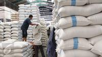 Pekerja tengah memindahkan beras di Pasar Induk Cipinang, Jakarta, Jumat (18/9/2015). Harga beras mengalami kenaikan hingga 14 persen dari harga tahun lalu yang disebabkan oleh melonjaknya biaya produksi mencapai 20 persen. (Liputan6.com/Angga Yuniar)