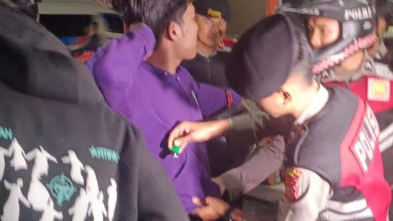 Terungkap! Modus Baru Penjualan Miras COD Garut, Polisi Sita Puluhan Botol di Kerkof