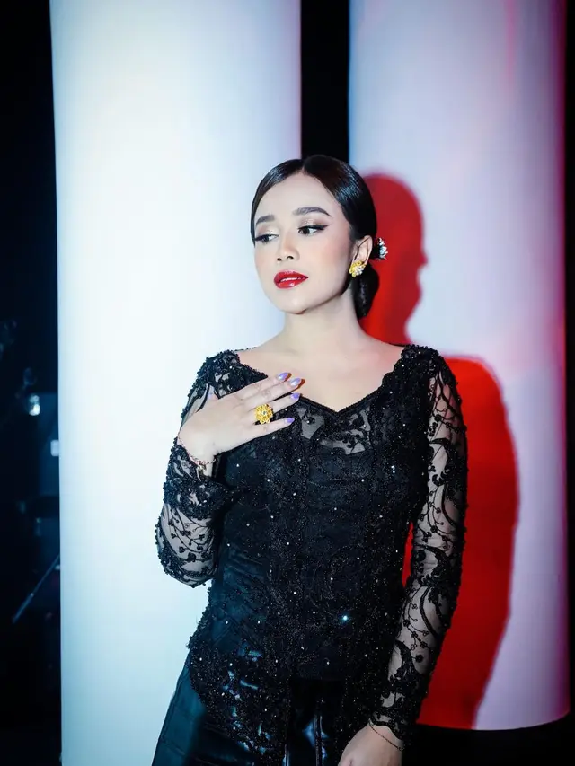 8 Inspirasi Kebaya untuk Pemilik Tubuh Petite, dari Yuni Shara, Prilly Latuconsina, hingga Kiky Saputri