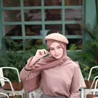 pilihan gaya hijab juga bisa memengaruhi tampilan wajah. (Foto/Dok: pexels.com/Fety Puja Amelia)
