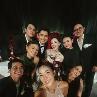 Dari black dress sleek hingga halter dress berbordir, gaya Luna Maya, Amanda Manopo, dan Gisella Anastasia tampil selaras mendampingi para groomsmen. [@gisel_la].
