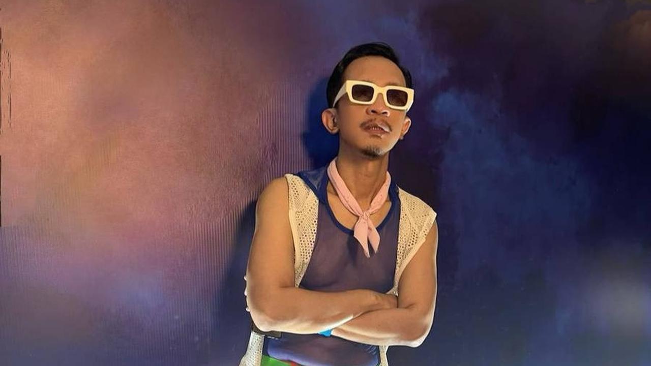 Potret Aming saat mengabadikan foto di acara ulang tahun Anya Geraldine.