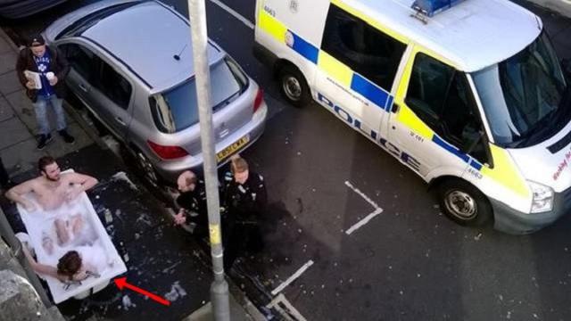 Bikin Gagal Paham, Ini 8 Aksi Orang Cuek Dengan Sekitarnya