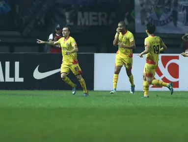 Pemain tengah Bhayangkara FC, Paulo Sergio M Goncalves (kedua kiri) merayakan gol ke gawang Persib dilanjutan Liga 1 Indonesia di Stadion Patriot Candrabhaga, Bekasi, Minggu (4/6). Bhayangkara FC unggul 2-0 atas Persib. (Liputan6.com/Helmi Fithriansyah)