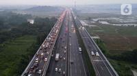 Foto udara kendaraan pemudik saat melintasi jalan tol Jakarta - Cikampek di kawasan Karawang, Jawa Barat, Kamis (20/4/2023). (Liputan6.com/Herman Zakharia)