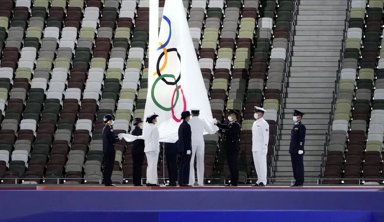 Bendera Olimpiade diturunkan saat upacara penutupan Olimpiade Tokyo 2020 di Stadion Olimpiade,  Tokyo, Jepang, Minggu (8/8/2021). Olimpiade Tokyo 2020 resmi ditutup. (AP Photo/David Goldman)
