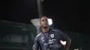 Patrick Kluivert sedang memantau para pemainnya yang sedang latihan jelang pertandingan Ronde 4 Kualifikasi Piala Dunia di Jedaah, Arab Saudi pada Sabtu (4/10/2025). (Dok. Timnas Indonesia)
