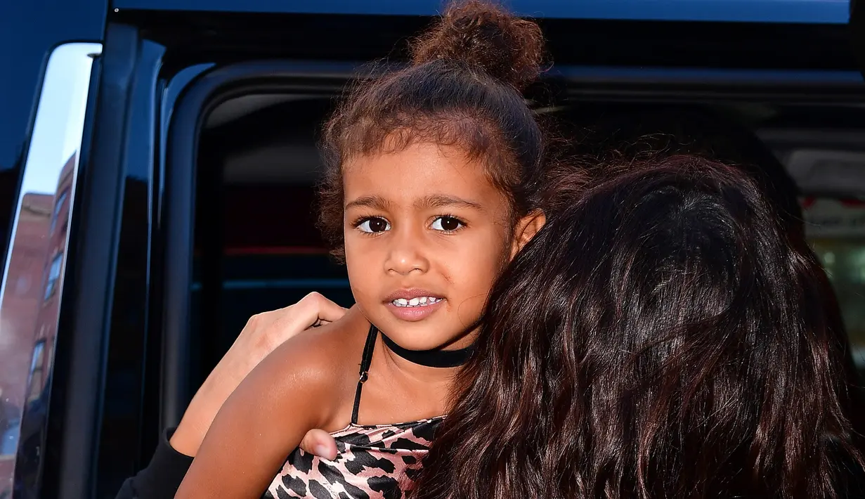 Netizen mengkhawatirkan kondisi rambut North yang bisa rusak karena diluruskan untuk mengcopy gaya tersebut. (In Touch Weekly)