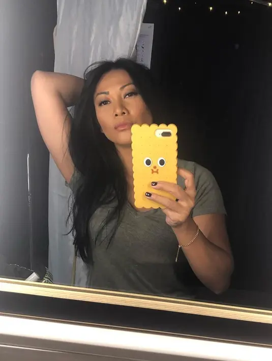 "Aku bisa menyempatkan diri untuk tidur, untuk mendekatkan diri dengan keluarga, dan tetap berada di rumah, karena selama ini aku sering sekali bepergian ke luar,” lanjut Anggun. (Instagram/anggun_cipta)