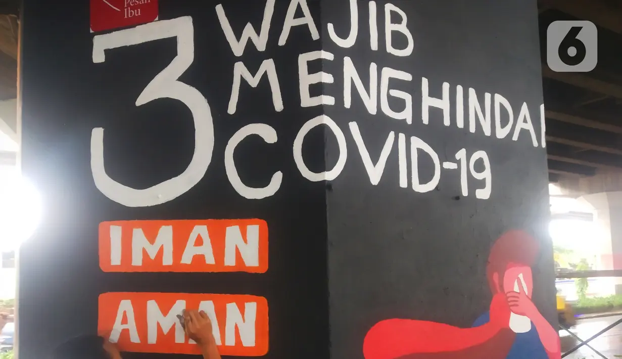 Mahasiswa melukis mural bertemakan sosialisasi pencegahan Covid-19 di kolong jalan tol dalam kota, Kebun Nanas, Jakarta, Jumat (4/12/2020). Kegiatan membuat mural ini dalam rangka mengkampanyekan pola hidup sehat 3m. (merdeka.com/Arie Basuki)