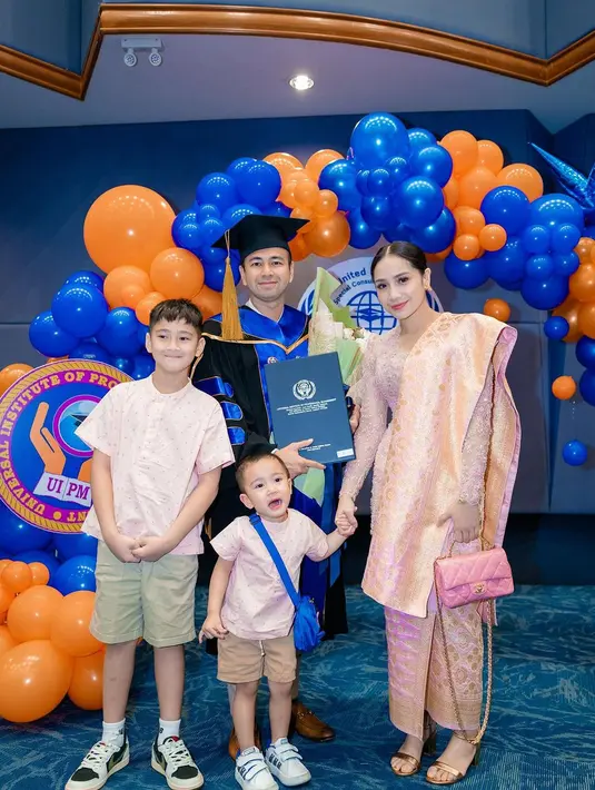 Lengkapi busana serba pink, Nagita Slavina kenakan open toe heels dan jinjing tas Chanel [@raffinagita1717]